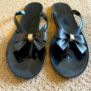 CUTE! bow tie flip flops - plastic